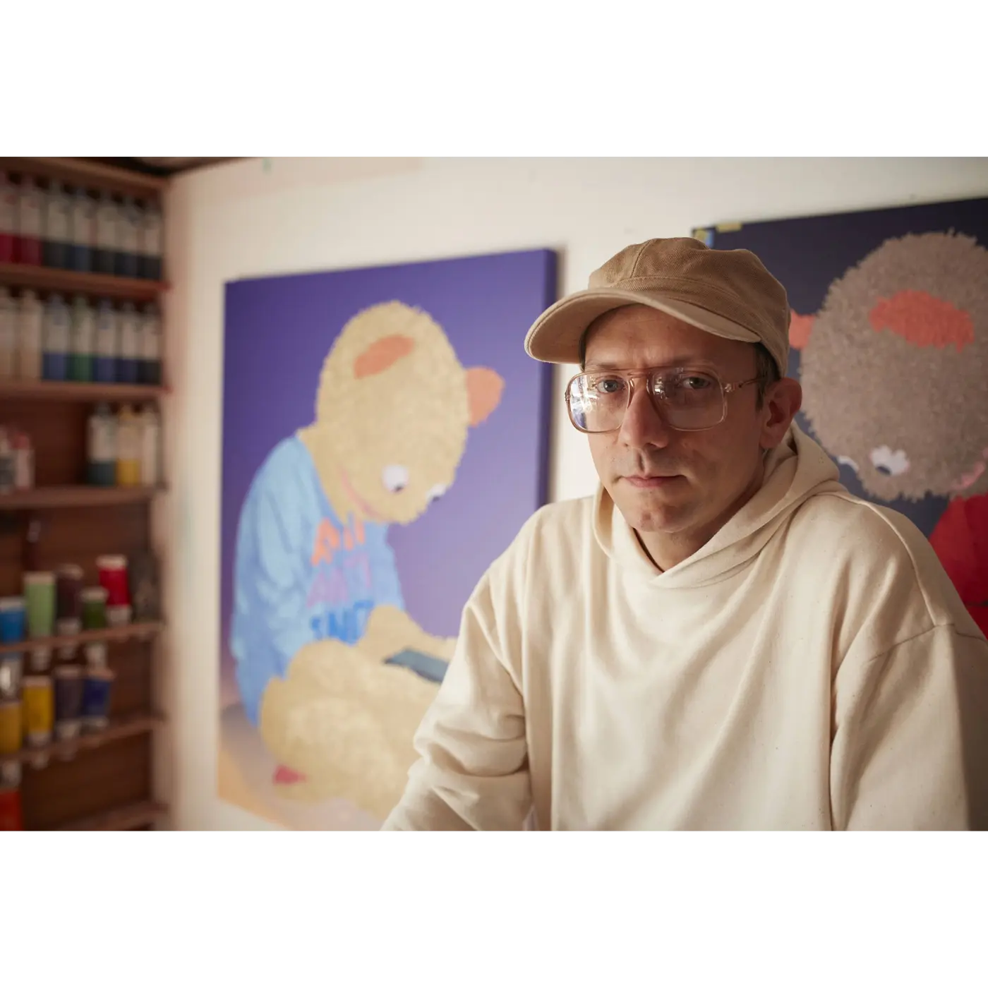 アレックス・ダッジ
1977年アメリカ・コロラド生まれ。従来の絵画制作の技法にデジタルツールを掛け合わせた作品を制作。ニューヨーク大学ITP(インタラクティブ・テレコミュニケーション・プログラム)にて、メディアアートに関する専門的な知識と技術を学んだ。東京とニューヨークを中心に毎年個展を開催。2020年の個展(Klaus von Nichtssagend)は『The New Yorker』誌でも紹介された。主なグループ展に「Programmed: Rules, Codes, and Choreographies in Art, 1965-2018」(ホイットニー美術館、2018年)、「Listen!」(ロードアイランド・スクール・オブ・デザイン美術館、2024年)。作品収蔵先にニューヨーク近代美術館、メトロポリタン美術館、ボストン美術館、ホイットニー美術館など。
